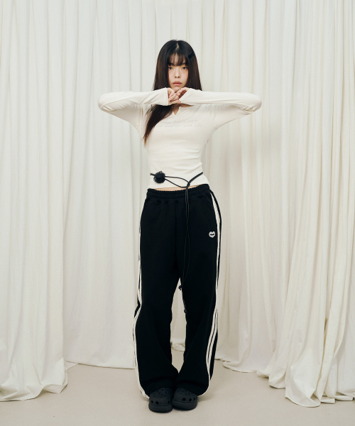 MIHEV（ミヘブ）の「[ユニセックス] ダブルラインストライプスウェットパンツ ブラック（スウェットパンツ・レディース・その他・FREE）」の3枚目の写真