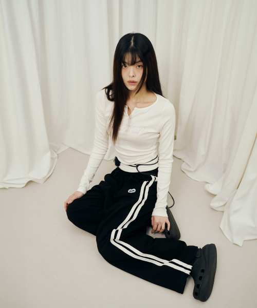 MIHEV（ミヘブ）の「[ユニセックス] ダブルラインストライプスウェットパンツ ブラック（スウェットパンツ・レディース・その他・FREE）」の5枚目の写真