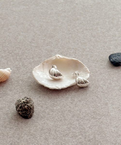 CODE.H（コード エイチ）の「(Silver 925) Shell Button Earrings（ピアス（両耳用）・レディース・シルバー・FREE）」の2枚目の写真