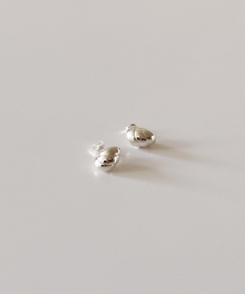 CODE.H（コード エイチ）の「(Silver 925) Shell Button Earrings（ピアス（両耳用）・レディース・シルバー・FREE）」の3枚目の写真