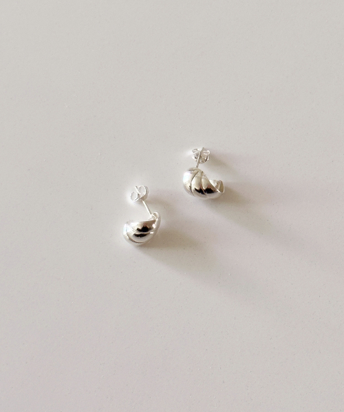 CODE.H（コード エイチ）の「(Silver 925) Shell Button Earrings（ピアス（両耳用）・レディース・シルバー・FREE）」の4枚目の写真