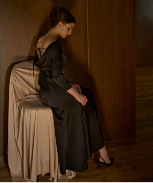 ERADIE（エラディエ）の「Satin Drape-Back Dress  サテンバックドレープドレス（ワンピース・レディース・ブラック/シャンパン・FREE）」の9枚目の写真