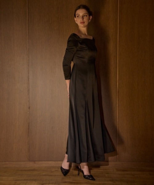 ERADIE（エラディエ）の「Satin Drape-Back Dress  サテンバックドレープドレス（ワンピース・レディース・ブラック/シャンパン・FREE）」の4枚目の写真