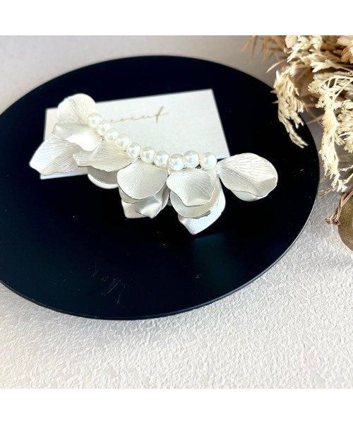 tone（トーン）の「【S.coeuf】【S.coeuf】メタルフラワーとパールのブローチ (大)　by2025(MA)（ブローチ/コサージュ・レディース・ゴールド/シルバー・FREE）」の3枚目の写真