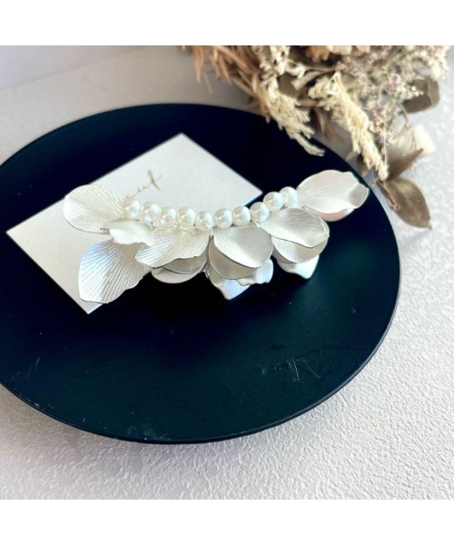 tone（トーン）の「【S.coeuf】【S.coeuf】メタルフラワーとパールのブローチ (大)　by2025(MA)（ブローチ/コサージュ・レディース・ゴールド/シルバー・FREE）」の4枚目の写真