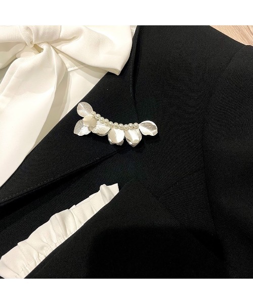 tone（トーン）の「【S.coeuf】【S.coeuf】メタルフラワーとパールのブローチ (大)　by2025(MA)（ブローチ/コサージュ・レディース・ゴールド/シルバー・FREE）」の5枚目の写真