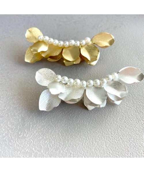 tone（トーン）の「【S.coeuf】【S.coeuf】メタルフラワーとパールのブローチ (大)　by2025(MA)（ブローチ/コサージュ・レディース・ゴールド/シルバー・FREE）」の6枚目の写真
