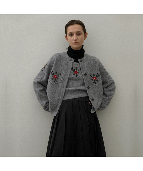 ATELIER NAIN(アトリエナイン)の「FLOWER EMBROIDE CARDIGAN(CD-2154)(カーディガン/ボレロ・レディース・グレー/ネイビー・FREE)」の2枚目の写真