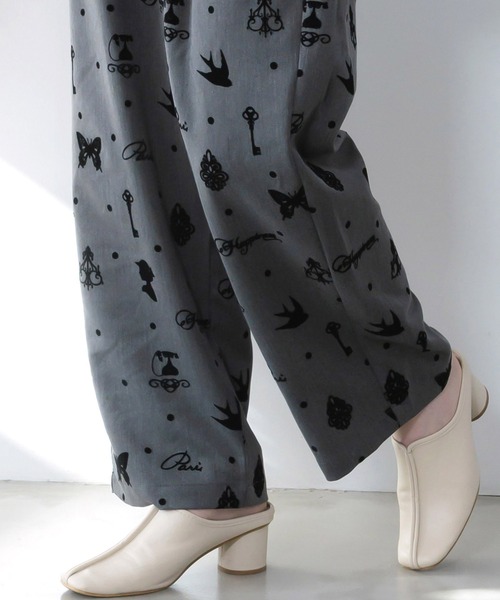 iS ScoLar（イズスカラー）の「561209：アンティーク調フロッキープリントパンツ（デニムパンツ・レディース・ベージュ/チャコールグレー・M）」の8枚目の写真