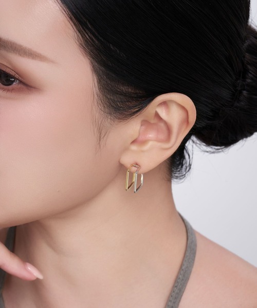 Lyvi(ライビィ)の「バイカラー / Framed Square Piercing-Contrast Edition / 金属アレルギー対応(ピアス(両耳用)・レディース・ゴールド系その他・FREE)」の3枚目の写真