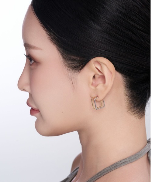 Lyvi(ライビィ)の「バイカラー / Framed Square Piercing-Contrast Edition / 金属アレルギー対応(ピアス(両耳用)・レディース・ゴールド系その他・FREE)」の4枚目の写真