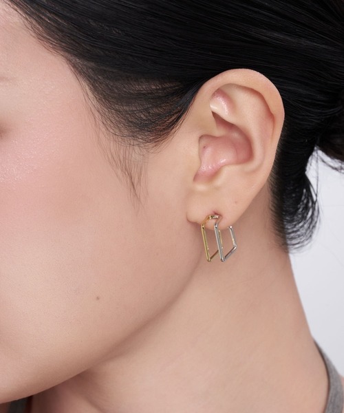Lyvi(ライビィ)の「バイカラー / Framed Square Piercing-Contrast Edition / 金属アレルギー対応(ピアス(両耳用)・レディース・ゴールド系その他・FREE)」の6枚目の写真