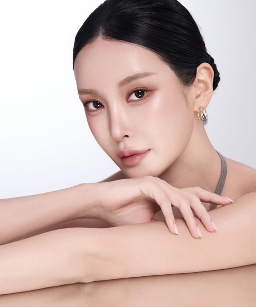 Lyvi(ライビィ)の「バイカラー / Framed Square Piercing-Contrast Edition / 金属アレルギー対応(ピアス(両耳用)・レディース・ゴールド系その他・FREE)」の8枚目の写真