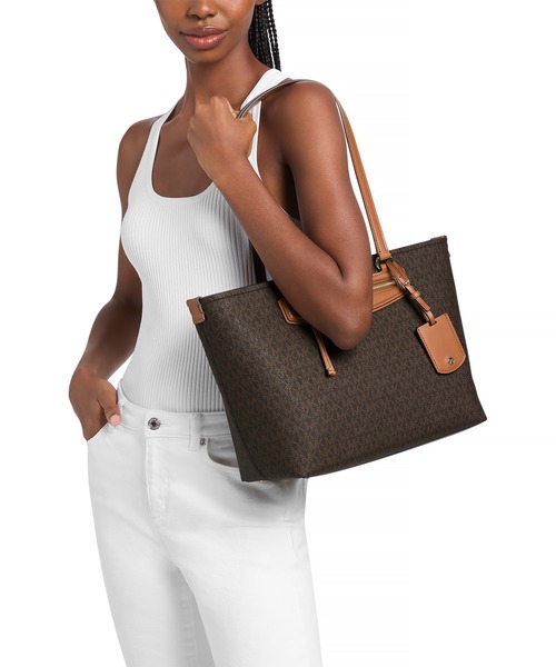 MICHAEL KORS(マイケルコース)の「JET SET TRAVEL トートバッグ ミディアム - MKシグネチャー(トートバッグ・レディース・ブラウン系その他・FREE)」の2枚目の写真