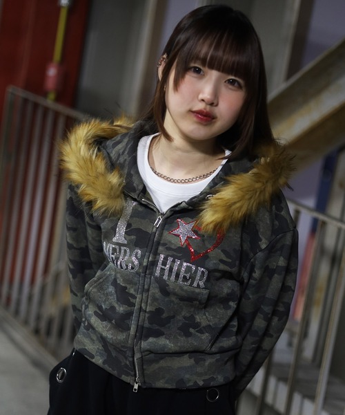 ATMARK(アットマーク)の「《2サイズ展開 / UNISEX 》カモフラ ハートラインストーン フードファーパーカー(パーカー・メンズ・グリーン系カモフラージュ・M/L)」の4枚目の写真