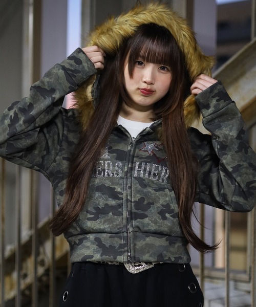 ATMARK(アットマーク)の「《2サイズ展開 / UNISEX 》カモフラ ハートラインストーン フードファーパーカー(パーカー・メンズ・グリーン系カモフラージュ・M/L)」の5枚目の写真
