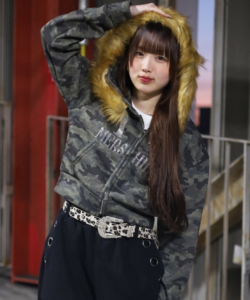ATMARK(アットマーク)の「《2サイズ展開 / UNISEX 》カモフラ ハートラインストーン フードファーパーカー(パーカー・メンズ・グリーン系カモフラージュ・M/L)」の6枚目の写真