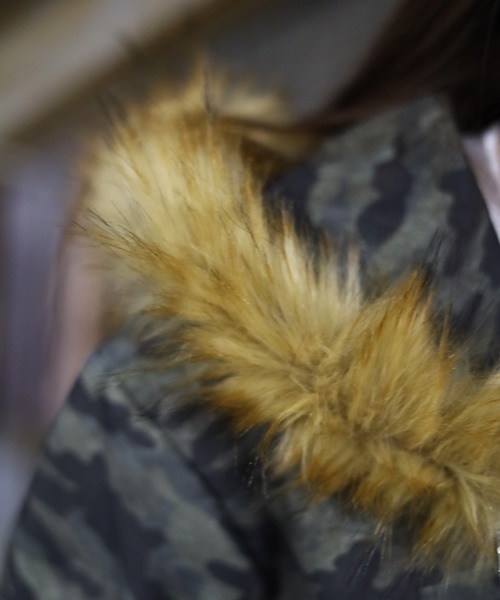 ATMARK(アットマーク)の「《2サイズ展開 / UNISEX 》カモフラ ハートラインストーン フードファーパーカー(パーカー・メンズ・グリーン系カモフラージュ・M/L)」の8枚目の写真