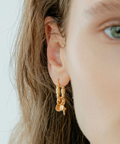 LAPUIS(ラピュイ)の「LAPUIS(ラピュイ)Sammy Charm pierced earrings(ピアス(両耳用)・レディース・マルチ/ゴールド・FREE)」の2枚目の写真
