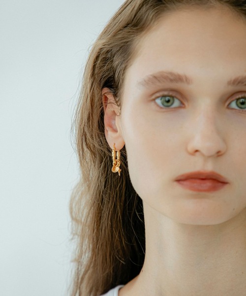 LAPUIS(ラピュイ)の「LAPUIS(ラピュイ)Sammy Charm pierced earrings(ピアス(両耳用)・レディース・マルチ/ゴールド・FREE)」の6枚目の写真