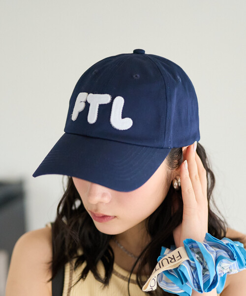 FREAK'S STORE(フリークスストア)の「FRUIT OF THE LOOM × FREAK'S STORE/フルーツオブザルーム 別注 アップリケ ロゴキャップ(キャップ・レディース・ワイン/ネイビー/ベージュ・ONE SIZE)」の1枚目の写真