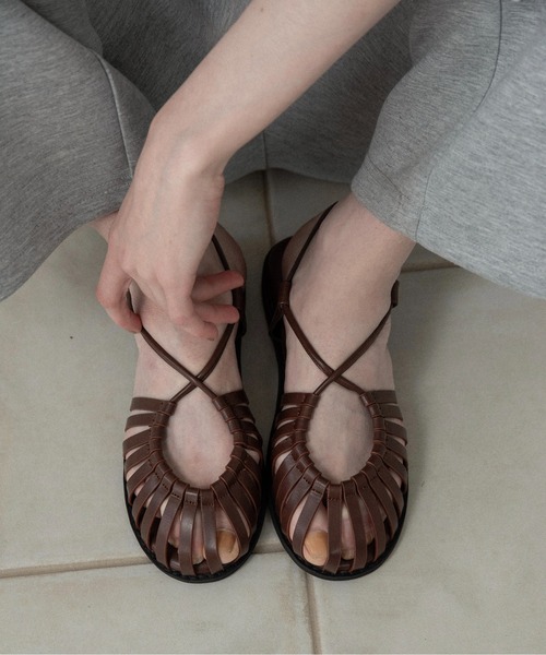 lawgy（ラウジー）の「cross strap braided sandal / クロスストラップブレイデッドサンダル（サンダル・レディース・ブラウン/ブラック・LARGE/MEDIUM/SMALL）」の4枚目の写真