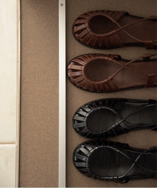 lawgy（ラウジー）の「cross strap braided sandal / クロスストラップブレイデッドサンダル（サンダル・レディース・ブラウン/ブラック・LARGE/MEDIUM/SMALL）」の7枚目の写真