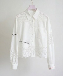 Eimee Law（エイミーロウ）の「レース刺繍テキストエンブロシャツ（シャツ/ブラウス）」