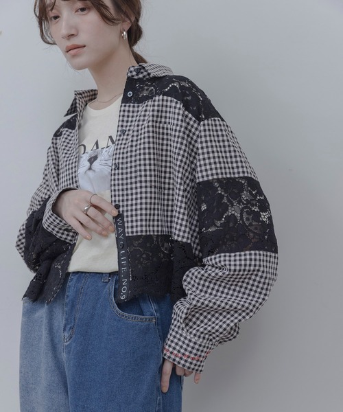Eimee Law(エイミーロウ)の「レース刺繍テキストエンブロシャツ(シャツ/ブラウス・レディース・チェック/アイボリー/ブラック/オフホワイト・FREE)」の4枚目の写真