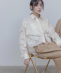 Eimee Law（エイミーロウ）の「レース刺繍テキストエンブロシャツ（シャツ/ブラウス）」