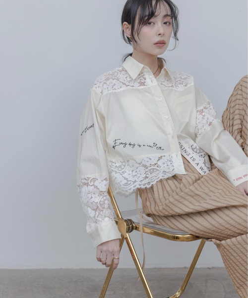 Eimee Law(エイミーロウ)の「レース刺繍テキストエンブロシャツ(シャツ/ブラウス・レディース・チェック/アイボリー/ブラック/オフホワイト・FREE)」の1枚目の写真