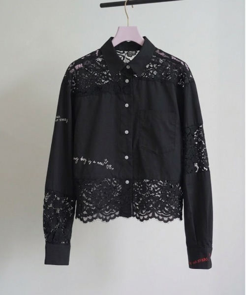 Eimee Law(エイミーロウ)の「レース刺繍テキストエンブロシャツ(シャツ/ブラウス・レディース・チェック/アイボリー/ブラック/オフホワイト・FREE)」の3枚目の写真