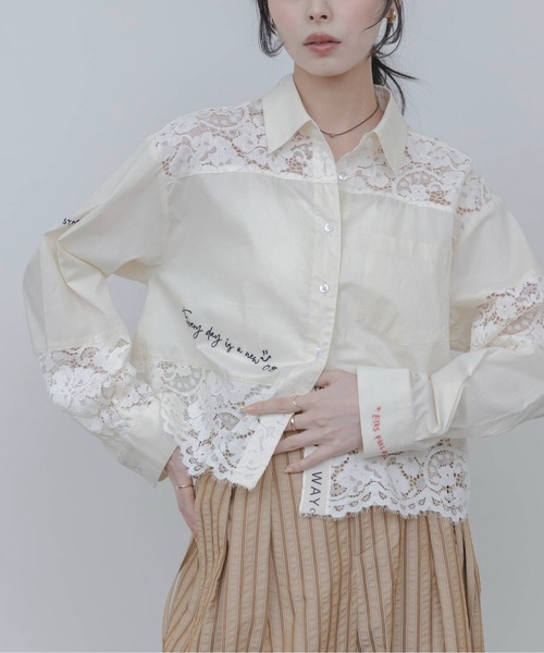 Eimee Law(エイミーロウ)の「レース刺繍テキストエンブロシャツ(シャツ/ブラウス・レディース・チェック/アイボリー/ブラック/オフホワイト・FREE)」の8枚目の写真