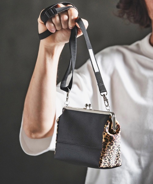 GLIMCLAP(グリムクラップ)の「mko13586- Round Mixed-Material Kiss-Lock Bag コンパクトバッグ(202-049-gls-cg)(ショルダーバッグ・メンズ・ブラック・FREE)」の4枚目の写真