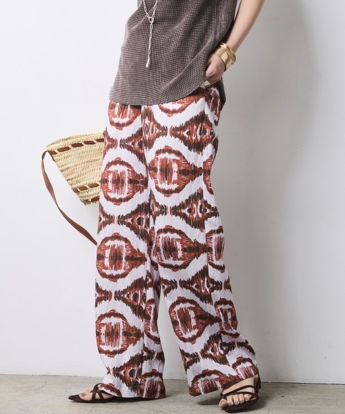 CHIC STYLE(シックスタイル)の「エスニックプリントリラックスパンツ<大きいサイズ有>シックスタイル(その他パンツ・レディース・ブラウン系/ブルー系/イエロー系・M/L/LL/3L/4L/5L)」の2枚目の写真