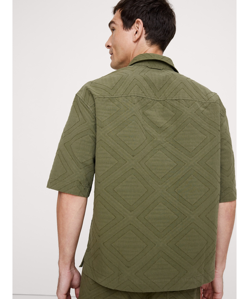 Banana Republic（バナナリパブリック）の「リラックスフィット ジャカード リゾートシャツ（シャツ/ブラウス・メンズ・カーキ/アイボリー・S/M/L/XL）」の5枚目の写真