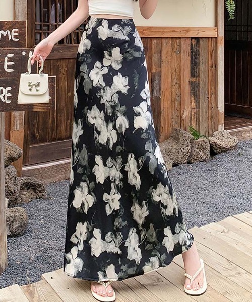 AMAJI（アマジ）の「立体プリント アセテートサテン ウエストゴム マーメイドシルエット ミディロングスカート（スカート・レディース・ベージュ/グリーン/ブラック/グレー・SMALL/MEDIUM/LARGE/X-LARGE）」の2枚目の写真