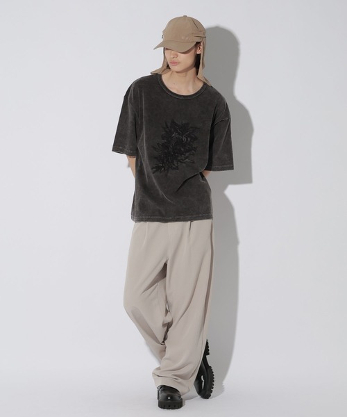 LAKOLE（ラコレ）の「フラワーピグメントT / 662614（Tシャツ/カットソー・メンズ・ベージュ/チャコール・MEDIUM/LARGE）」の3枚目の写真