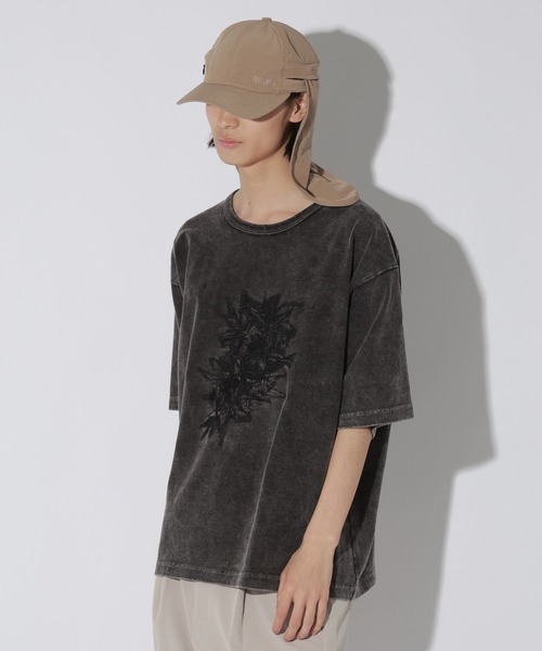 LAKOLE（ラコレ）の「フラワーピグメントT / 662614（Tシャツ/カットソー・メンズ・ベージュ/チャコール・MEDIUM/LARGE）」の5枚目の写真