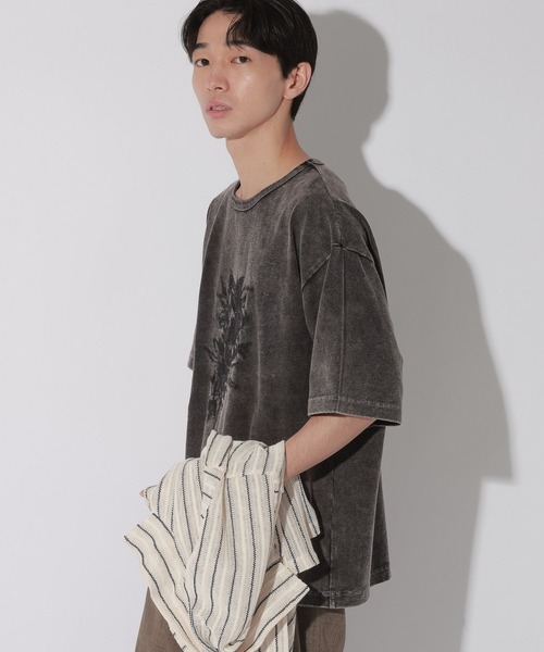 LAKOLE（ラコレ）の「フラワーピグメントT / 662614（Tシャツ/カットソー・メンズ・ベージュ/チャコール・MEDIUM/LARGE）」の11枚目の写真