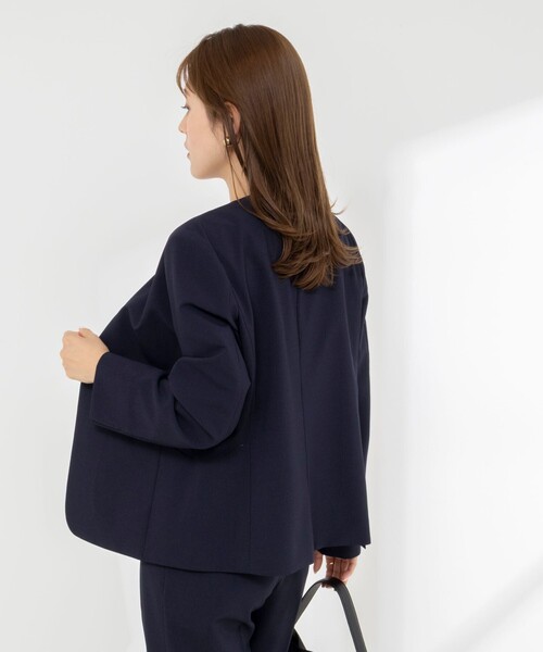 NOLLEY’S(ノーリーズ)の「《セットアップ対応/接触冷感》【BECシリーズ】ハイスペックトロVネックジャケット(ノーカラージャケット・レディース・ライトグレー/ネイビー・38/36)」の9枚目の写真