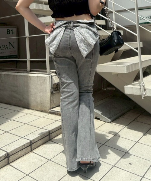 continuer de NICE CLAUP(コンティニューデナイスクラップ)の「バックリボンレースフレアーパンツ(その他パンツ・レディース・スミクロ/その他/ケミカルウォッシュ・SMALL/MEDIUM)」の2枚目の写真