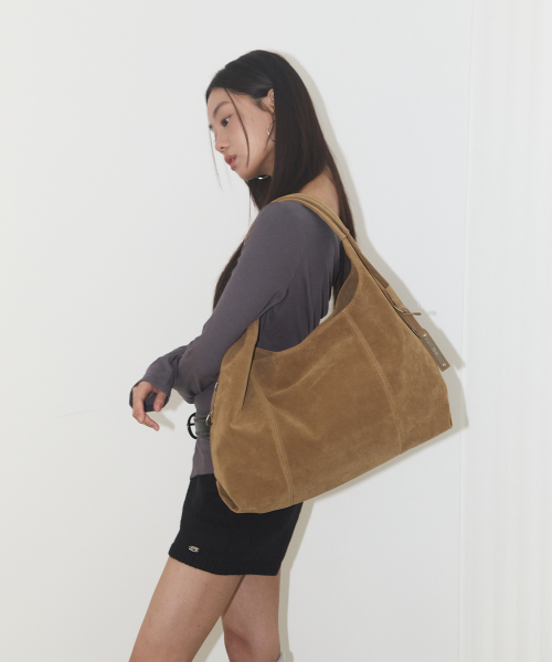 JOLLY（ジョリー）の「CALLA BAG カラー バッグ - スエード キャメル（ショルダーバッグ・レディース・キャメル・FREE）」の3枚目の写真