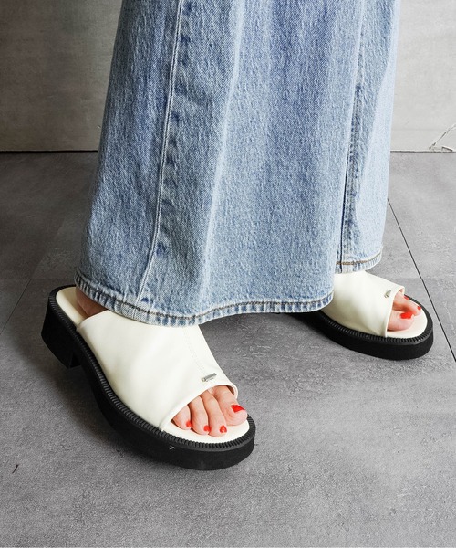 Fabby fabby（ファビィーファビィー）の「4.4cm厚底コンフォートミュールサンダル（サンダル・レディース・シルバー/オフホワイト/ブラック・SMALL/LARGE/MEDIUM）」の2枚目の写真