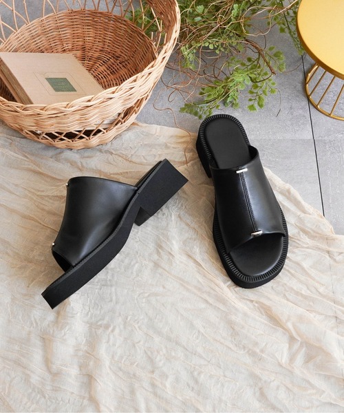 Fabby fabby（ファビィーファビィー）の「4.4cm厚底コンフォートミュールサンダル（サンダル・レディース・シルバー/オフホワイト/ブラック・SMALL/LARGE/MEDIUM）」の4枚目の写真