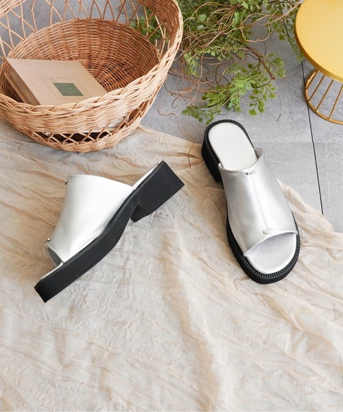 Fabby fabby（ファビィーファビィー）の「4.4cm厚底コンフォートミュールサンダル（サンダル・レディース・シルバー/オフホワイト/ブラック・SMALL/LARGE/MEDIUM）」の5枚目の写真
