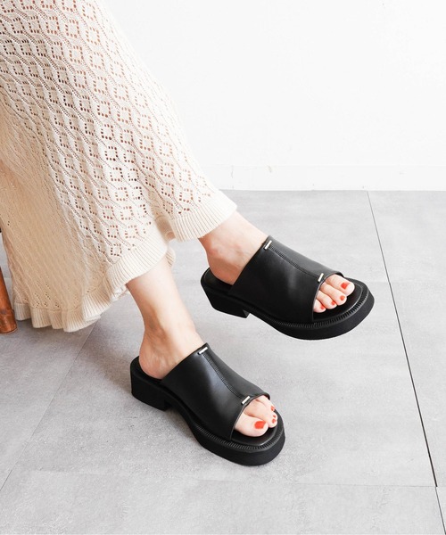 Fabby fabby（ファビィーファビィー）の「4.4cm厚底コンフォートミュールサンダル（サンダル・レディース・シルバー/オフホワイト/ブラック・SMALL/LARGE/MEDIUM）」の7枚目の写真