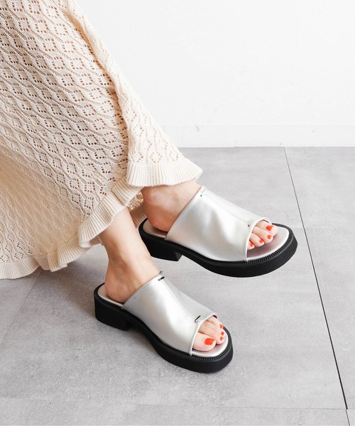 Fabby fabby（ファビィーファビィー）の「4.4cm厚底コンフォートミュールサンダル（サンダル・レディース・シルバー/オフホワイト/ブラック・SMALL/LARGE/MEDIUM）」の11枚目の写真
