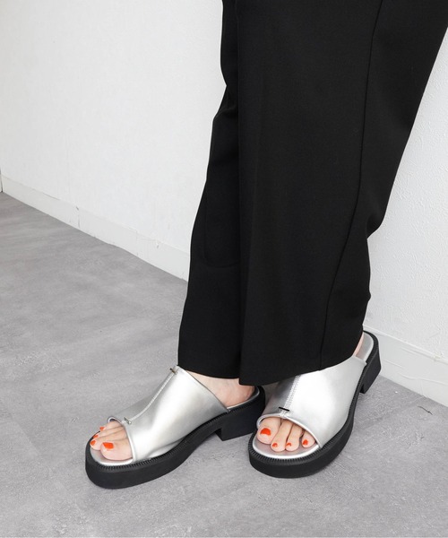 Fabby fabby（ファビィーファビィー）の「4.4cm厚底コンフォートミュールサンダル（サンダル・レディース・シルバー/オフホワイト/ブラック・SMALL/LARGE/MEDIUM）」の16枚目の写真