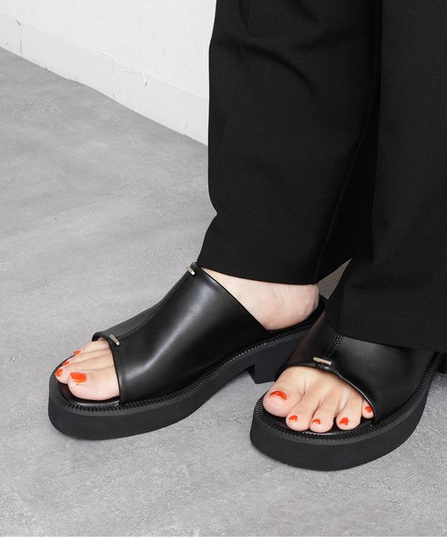 Fabby fabby（ファビィーファビィー）の「4.4cm厚底コンフォートミュールサンダル（サンダル・レディース・シルバー/オフホワイト/ブラック・SMALL/LARGE/MEDIUM）」の19枚目の写真